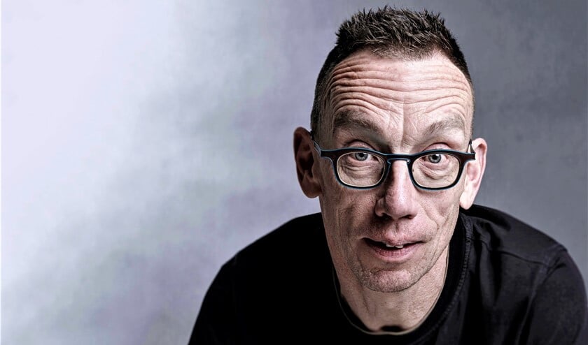 <p>Dolf Jansen komt met de try-out van zijn Oudejaarsconference 2021 naar Theater Ludens (foto: pr / Hanna Snijder).</p>