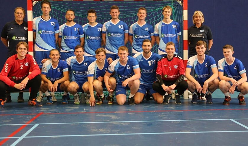 <p>De heren van Oliveo Handbal winnaar van het Klaverbladtoernooi (foto: Mieke van Veen)</p>