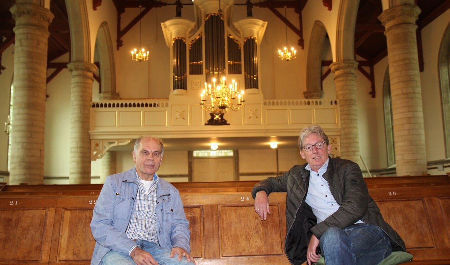 Bartjan Geleijnse en Hans Smaal bespelen tijdens Open Monumentendag het Knipschederorgel in de Dorpskerk.