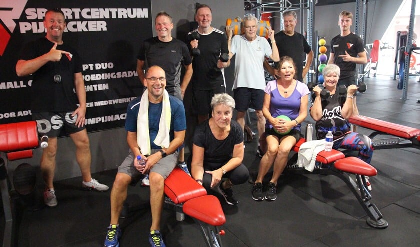 <p>Dave Nijhuis met de fanatieke sporters van de vijftigplusgroep.</p>