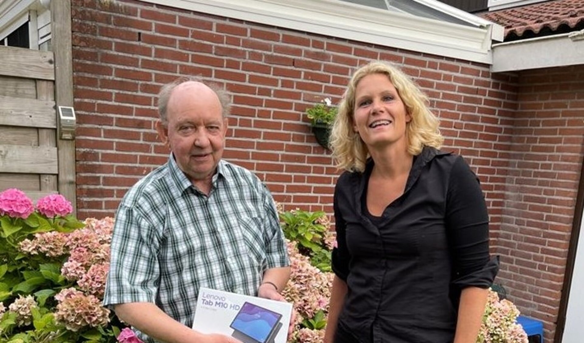 Susanne Schat (Centrum voor Criminaliteitspreventie en Veiligheid) overhandigde uit naam van Stichting WABP.nl de gewonnen tablet aan dhr. Wiewel