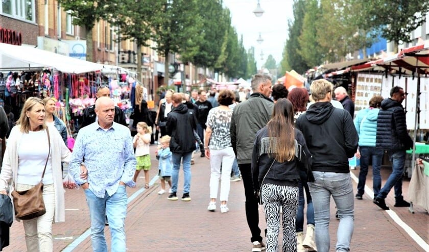 Gezellige drukte op de braderie in Leidschendam Centrum (foto: Ap de Heus).