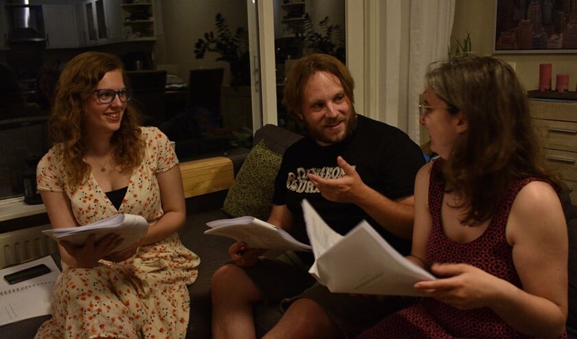 Angelique Velthuijsen (productieleider), regisseurs Johannes Eichwald en Marit Nikerk (rechts) bereiden zich voor op Midzomernachtsdroom.