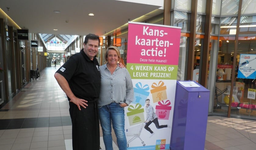 Ellen Gielisse en slager Reas presenteren de Kanskaartenactie in winkelcentrum Rokkeveen. Foto Kees van Rongen