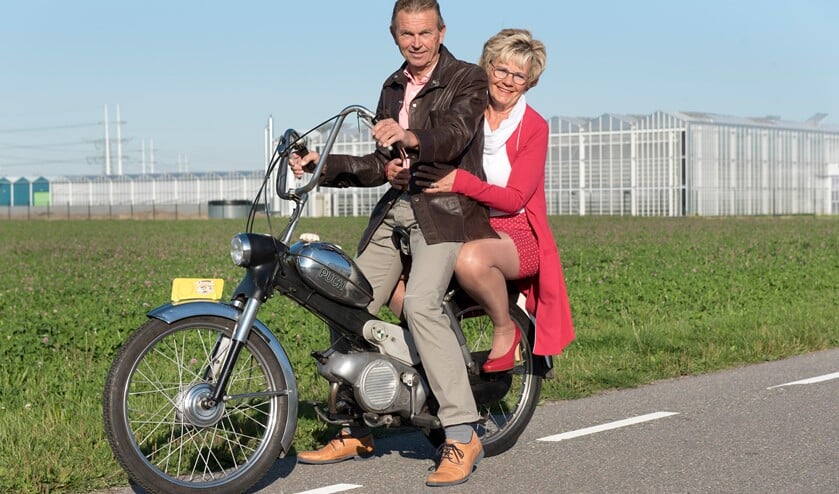 <p>Cok van den Berg had mooie foto's gemaakt voor de uitnodiging van het feestje voor vijftig jaar verkering. Natuurlijk net als op 10 mei 1970 op een Puch. De uitnodiging was mooi maar het feest ging niet door </p>