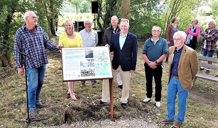<p>Wim Zonneveld, Astrid van Eekelen, Fons Zweekhorst, Kurt Beukema, Jan Luitzen, Tjaard de Vries en Willem v. Dijk bij het infopaneel (foto’s: Evert Vollebregt/Midvliet TV) ..</p>