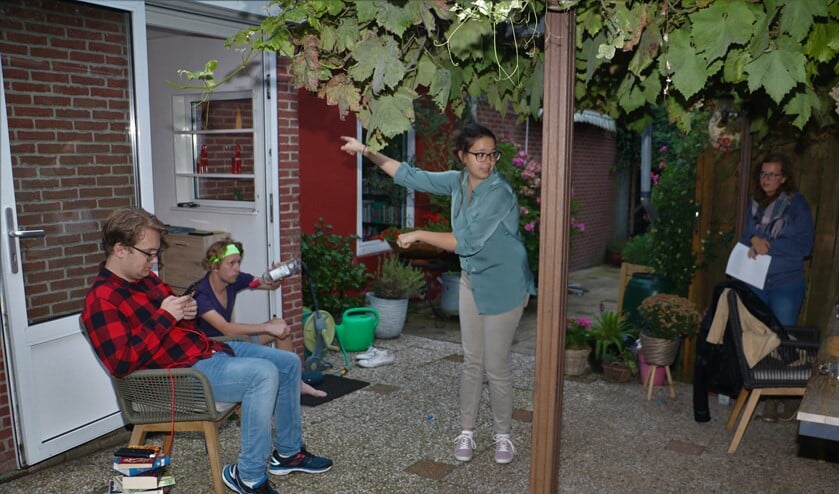 De acteurs repeteren onder toeziend oog van regisseur Angelique Velthuijzen. Foto: Otaweb