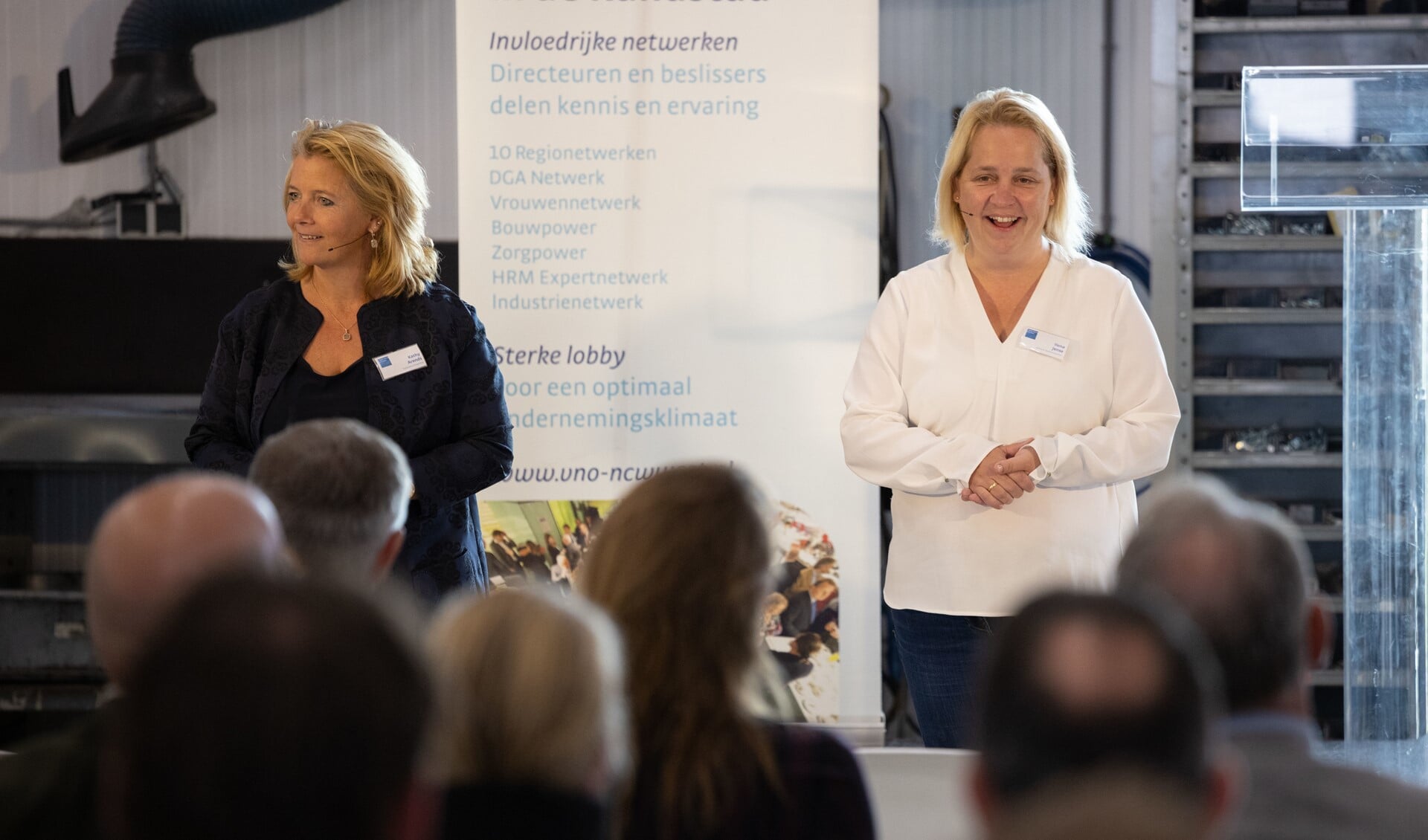 De wethouders Kathy Arends (Lansingerland) en Ilona Jense vertellen hoe goed het gaat met de lokale economie. (Foto: Tjapko de Heus)
