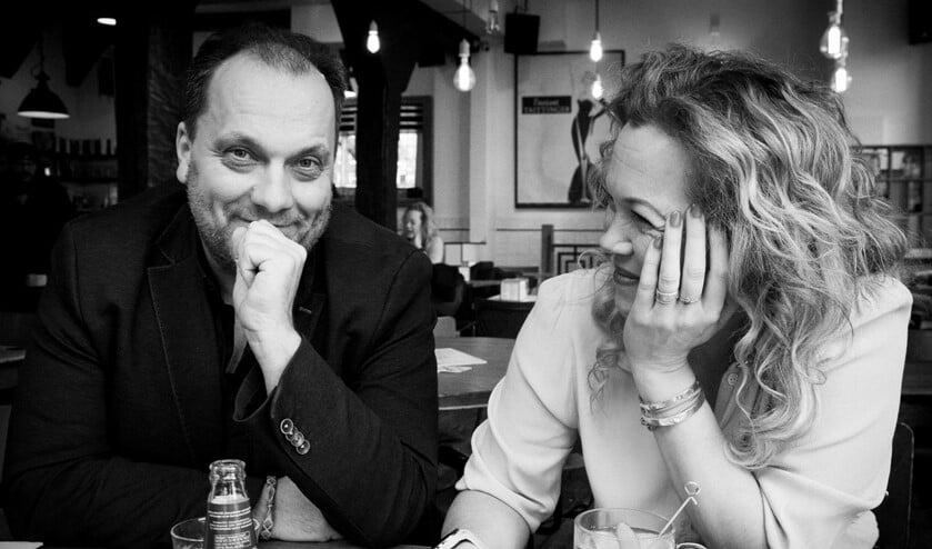 <p>Roos Schlikker en Erris van Ginkel presenteren in Theater Ludens de toneelvoorstelling ‘Moeder van Glas’ (foto: Andy Doornhein).</p>