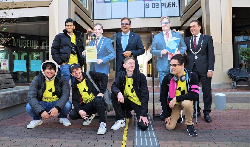 Welkom voor nieuwe studenten door burgemeester en wethouder en hun foto's. Foto: Fred Roland