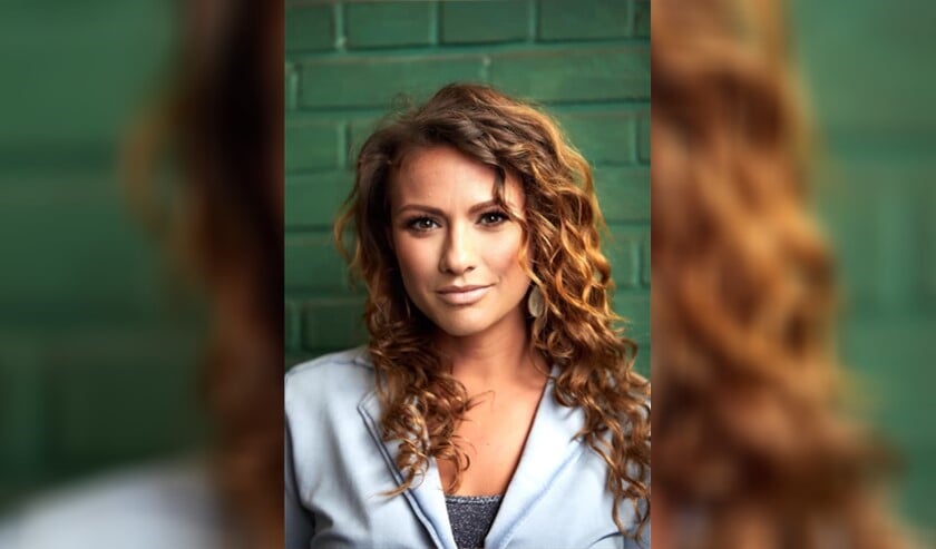 <p>Jessica Mendels brengt zondag een bezoek aan het pakhuis van Sintvoorieder1 in Leidschendam (foto: Rob Poortvliet). </p>
