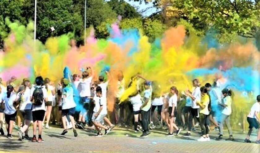 <p>Het absolute hoogtepunt was het gezamenlijke gooimoment bij de finish (foto: pr St. Maartenscollege).</p>