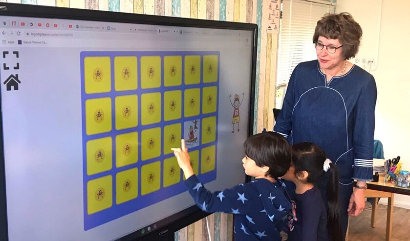 \Wethouder onderwijs Juliette Bouw bezoekt de schakelklas in de Driemaster (foto: gemeente LV).