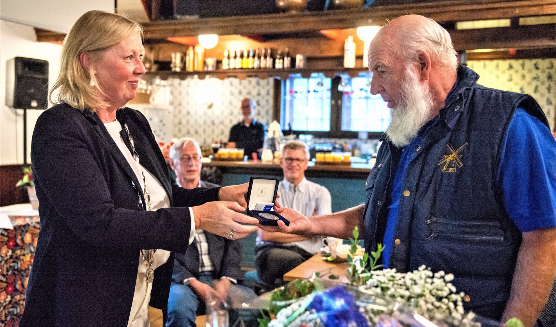 Locoburgemeester Astrid van Eekelen overhandigt Bram Zonderop de Zilveren Erepenning van de gemeente (foto: Barbara Koppe).