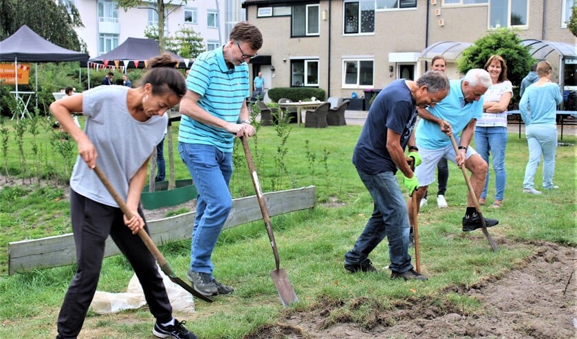 <p>De buurtbewoners steken op Burgendag graszoden af voor de aanleg van de bloemenweide aan de Hannhie Schaftstraat (foto: pr).</p>