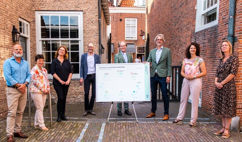<p>Het Convenant Leerlingbouwplaatsen 2021-2024 is getekend door de gemeente en een aantal andere organisaties in de bouw en installatietechniek (foto: Barbara Koppe).</p>