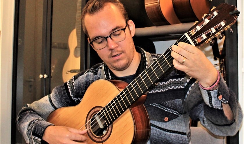 <p>Gitarist Martin van Hees, die door het hele land optreedt, geeft zaterdag een concert in Ons Tolhuis in Leidschendam (tekst/foto: Dick Janssen).</p>