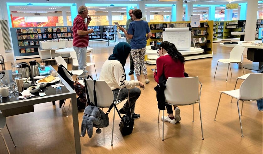 <p>Op de eerste bijeenkomsten werd over van alles gesproken en werd er gezamenlijk gelezen (foto: Bibliotheek aan de Vliet). </p>