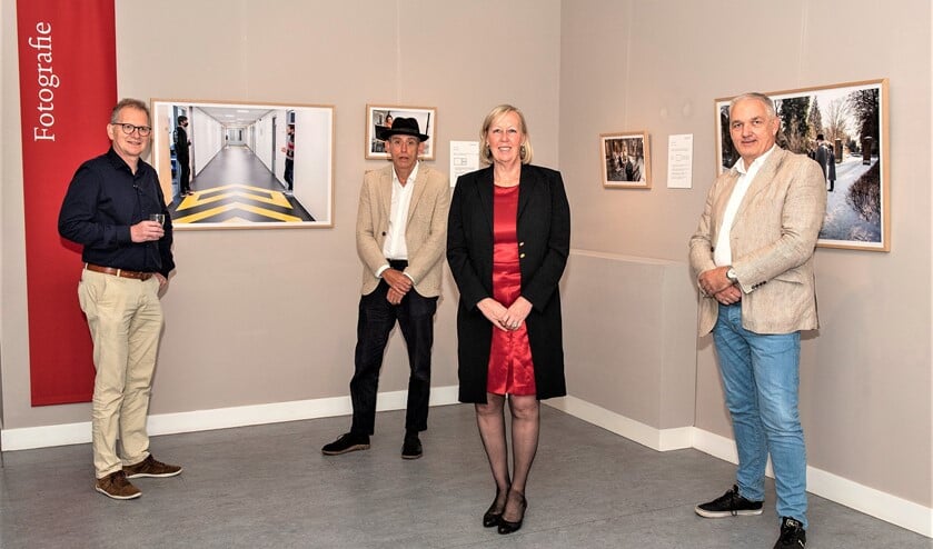 <p>Samen met enkele van de fotografen en filmers liet Astrid van Eekelen de beelden nog eens op zich inwerken (foto: Nico van der Ven).</p>