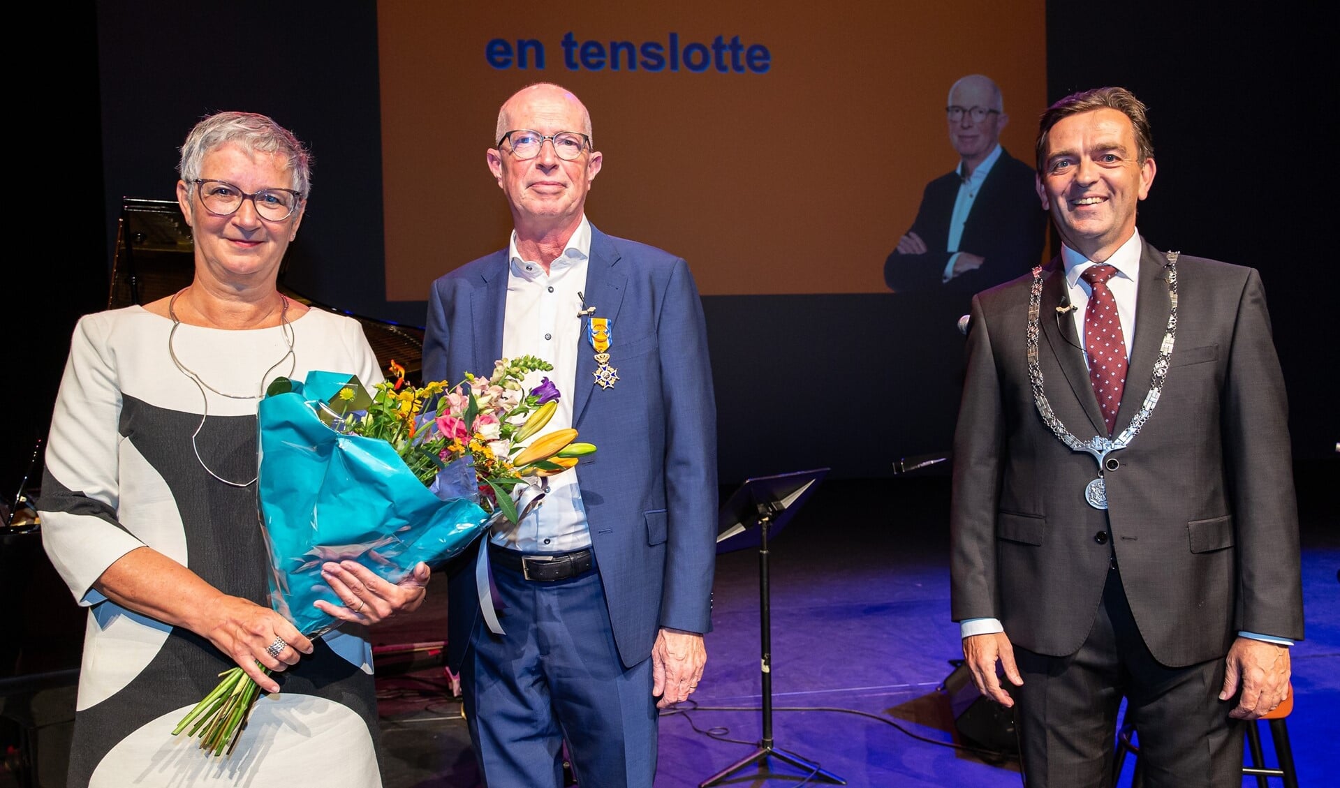 Toine Maes met echtgenote Verolique Jacobse en burgemeester Bezuijen. 