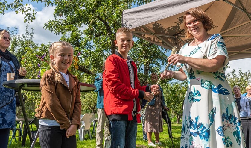 Noud en Feline krijgen de gouden knijper van de wethouder.