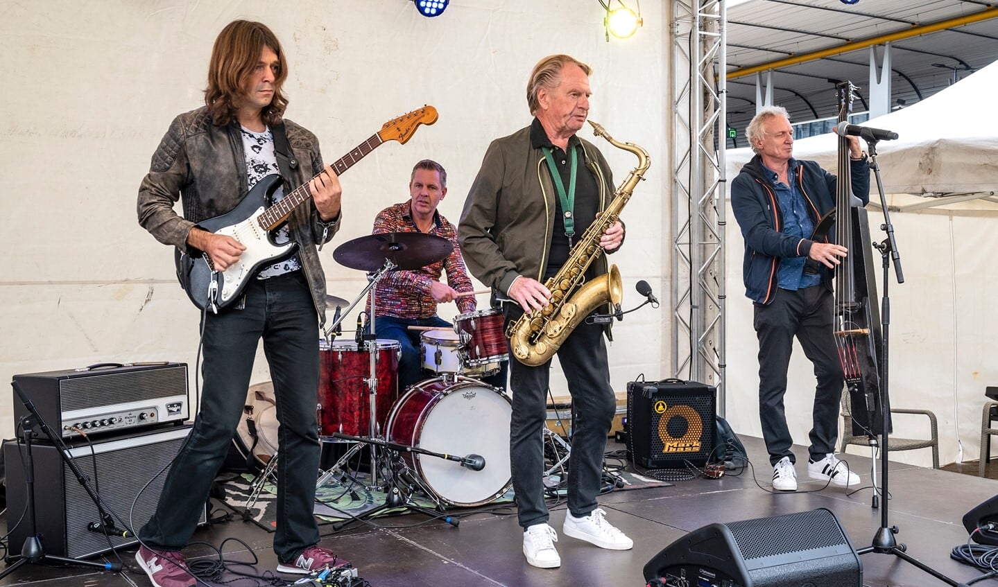 Dankzij samenwerking met Voorburg Jazz Culinair was er op het Stationsplein een jazzprogramma met o.a. saxofonist Hans Dulfer (foto: Michel Groen). 