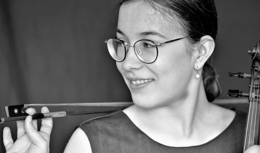 <p>De 16-jarige Voorburgse violiste Kira van der Woerd speelt in Amsterdam op 'Klassiek op het Amstelveld' (foto: pr).</p>
