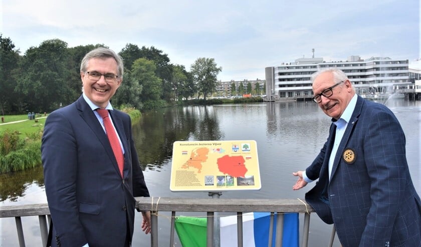 <p>De onthulling van het bord aan de Konstancin-Jeziornavijver door waarnemend ambassadeur van Polen Piotr Samerek en Andrzej Cieslawski, namens de Poolse gemeente Konstancin-Jeziorna (foto: pr).</p>