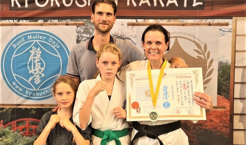 <p>Karin de Greef van Ruud Muller Dojo met haar 2 dochtertjes Jeanne en Philéne en haar man die haar kwam aanmoedigen tijden de 40 partijen van 1 minuut.</p>