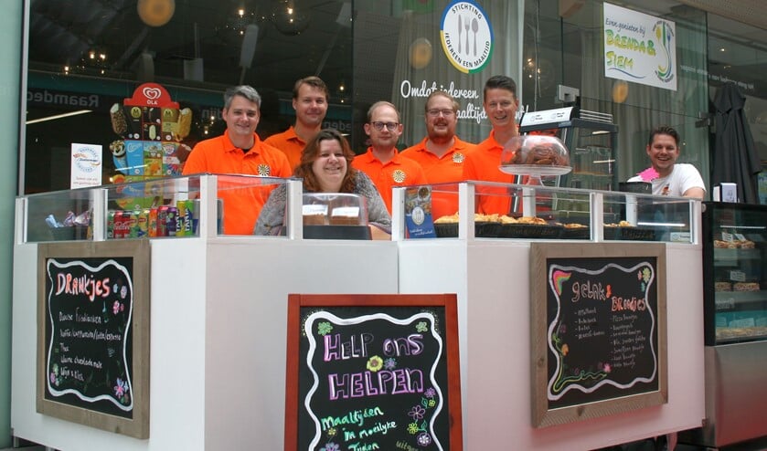 De mannen van de Tafelronde met Brenda.