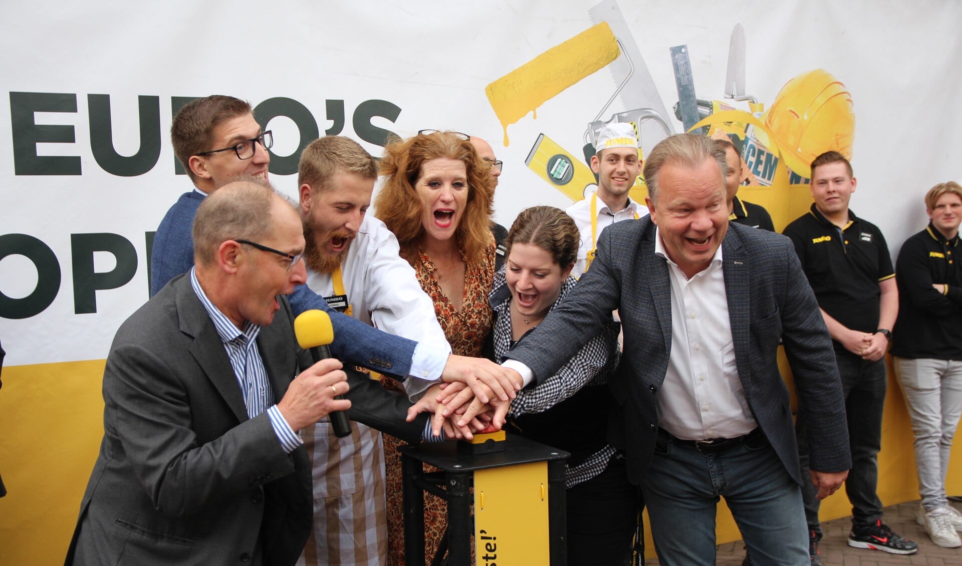 De familie Steendam en Ton van Veen van JUMBO Nederland verrichtten de officiële opening. 