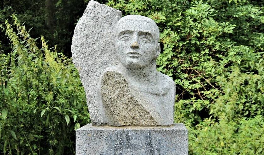 <p>'Moed, 2005, geplaatst in 2006. Een beeld van Marek Lukasik (1958). Lavendel, Via Verdi Voorburg (foto: Marian Kokshoorn).</p>