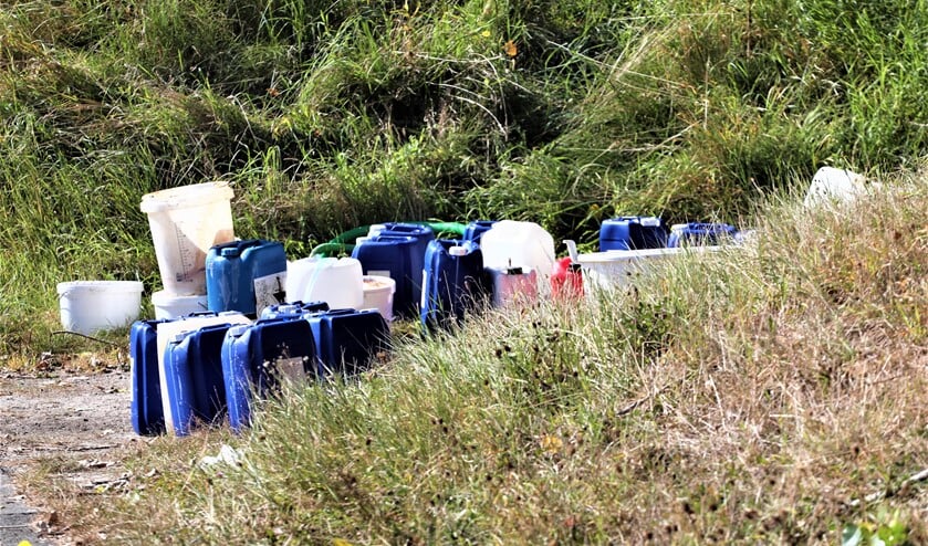 <p>De jerrycans en emmers met een onbekende chemische inhoud die zijn gedumpt bij een viaduct ter hoogte van Stompwijk (foto: Sebastiaan Barel).</p>