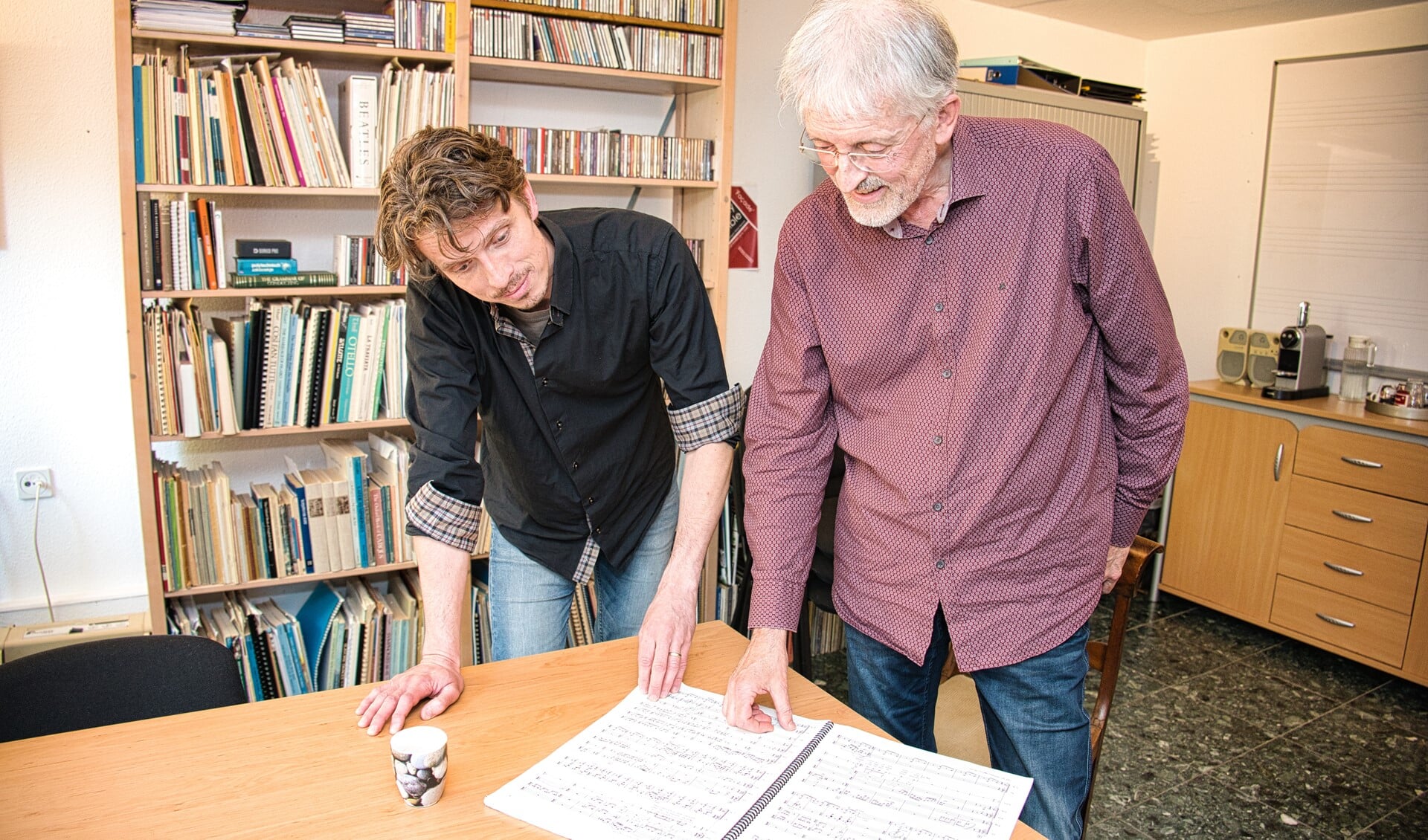 Laurens de Groot (links) en Michel Havenith buigen zich over de muziek van Histoire du soldat. Foto: Gerard van Warmerdam