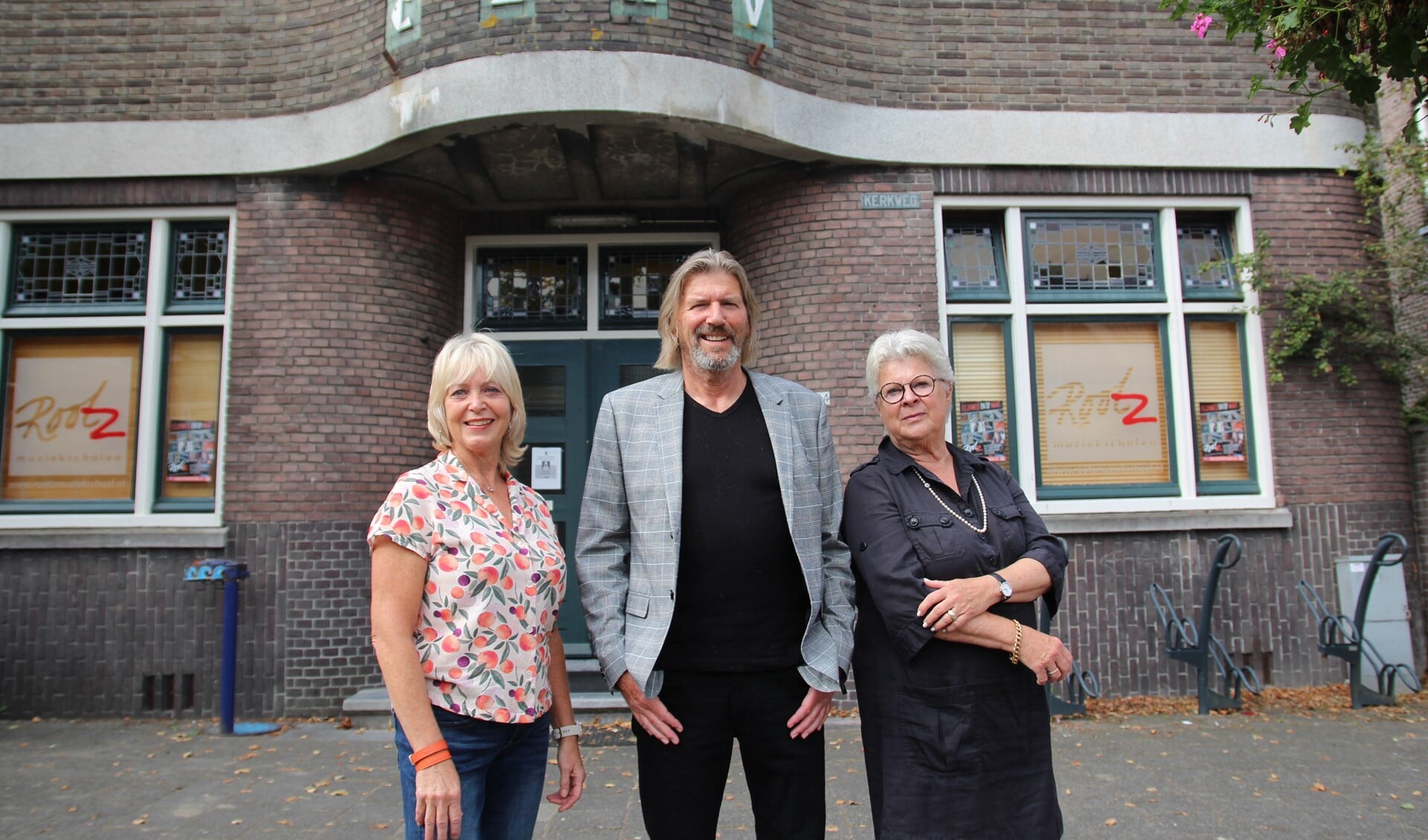 Edith, Arie en Birgitt bij het gebouw van CJMV. Dat leeft al meer dan tachtig jaren mee.