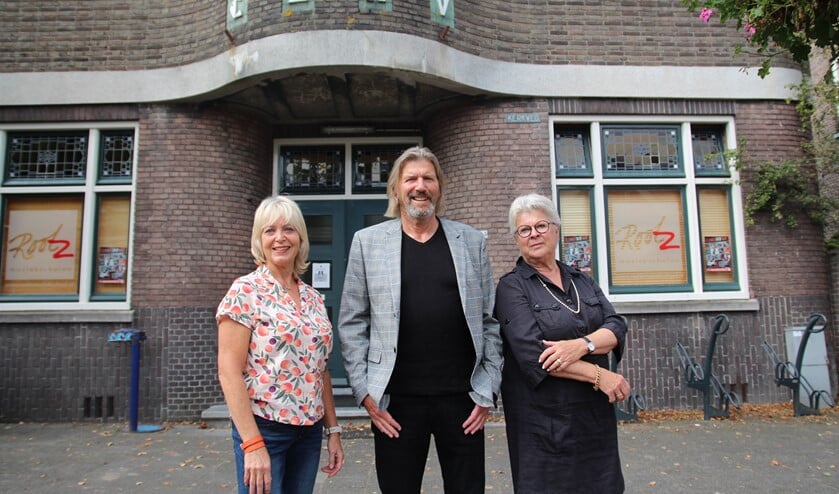 <p>Edith, Arie en Birgitt bij het gebouw van CJMV. Dat leeft al meer dan tachtig jaren mee.</p>