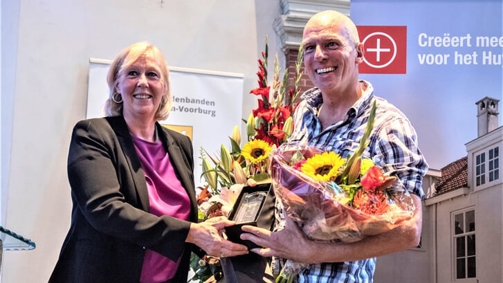 Wethouder Astrid van Eekelen overhandigt de prijs aan Ronald Maas in 2021. Nu zit hij in de jury (foto: Michel Groen).