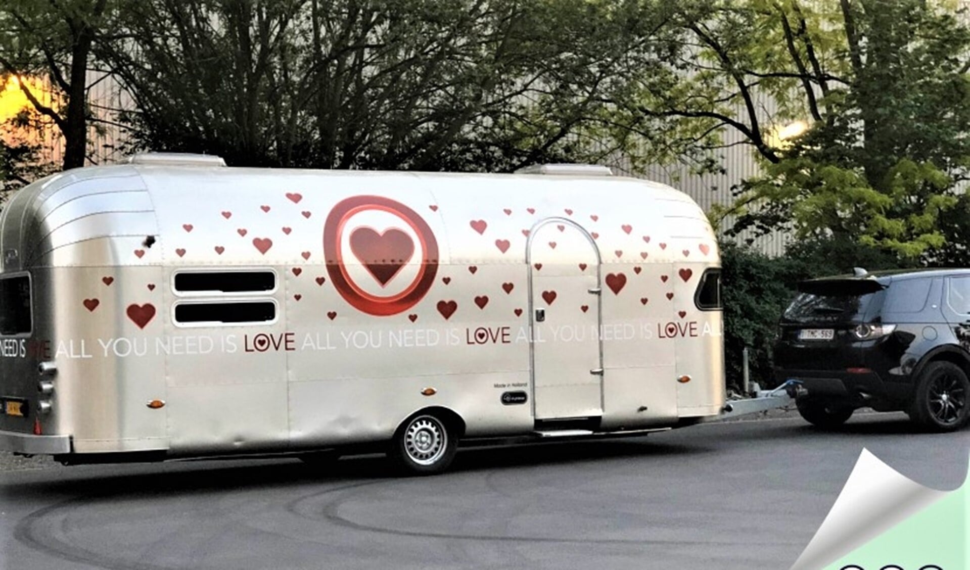 Een aantal inwoners sprak een boodschap voor een ander in, in de enige echte All You Need Is Love caravan. 