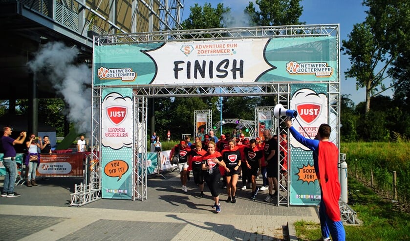 <p>Met rook en veel kabaal ging het eerste team van de Adventure Run van start. Foto: Robbert Roos</p>