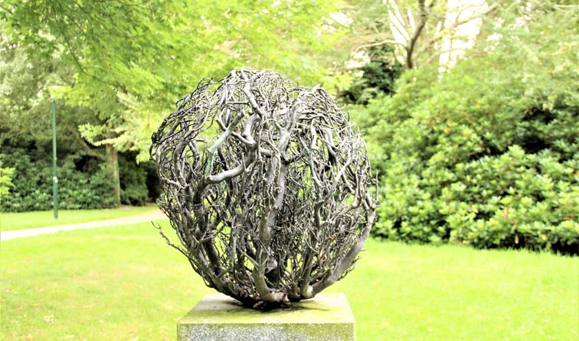 <p>He beeld “Between us” (2006), een beeld van Dorota Buczkowska in Park Vreugd en Rust aan het Oosteinde (foto: Marian Kokshoorn).</p>