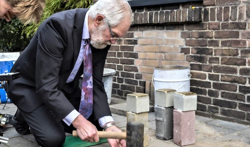 <p>Het plaatsen van 4 Stolpersteine aan de Molenwijkstraat 8 te Voorburg (foto: Michel Groen).</p>