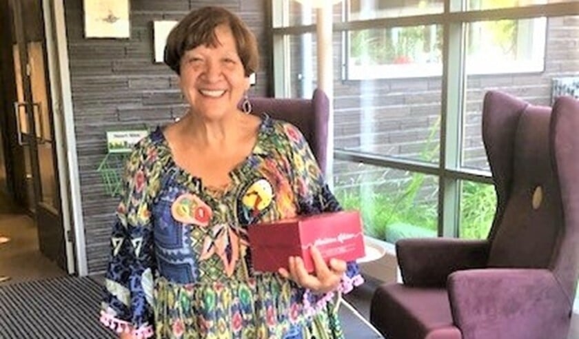 <p>Marianne Claassen met haar lievelingstaart: hazelnootslagroom van Maison Kelder.(foto: Sanja Duijvestijn).</p>