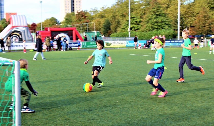 <p>Tijdens het toernooi speel je 4 tegen 4 zonder vaste keep met kleine goals. (foto: pr SenW).</p>