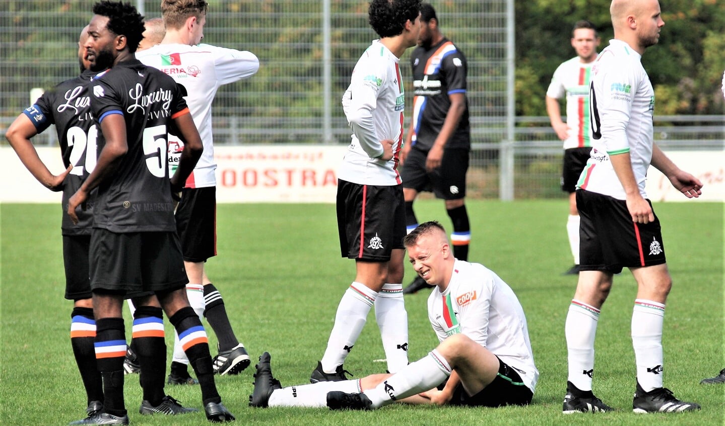 Pechvogel Bo v. Viegen (Stompwijk’92), 5e min. hamstringblessure; na 2 coronaseizoenen revalidatie v.e. kniebandenoperatie (foto: AW).