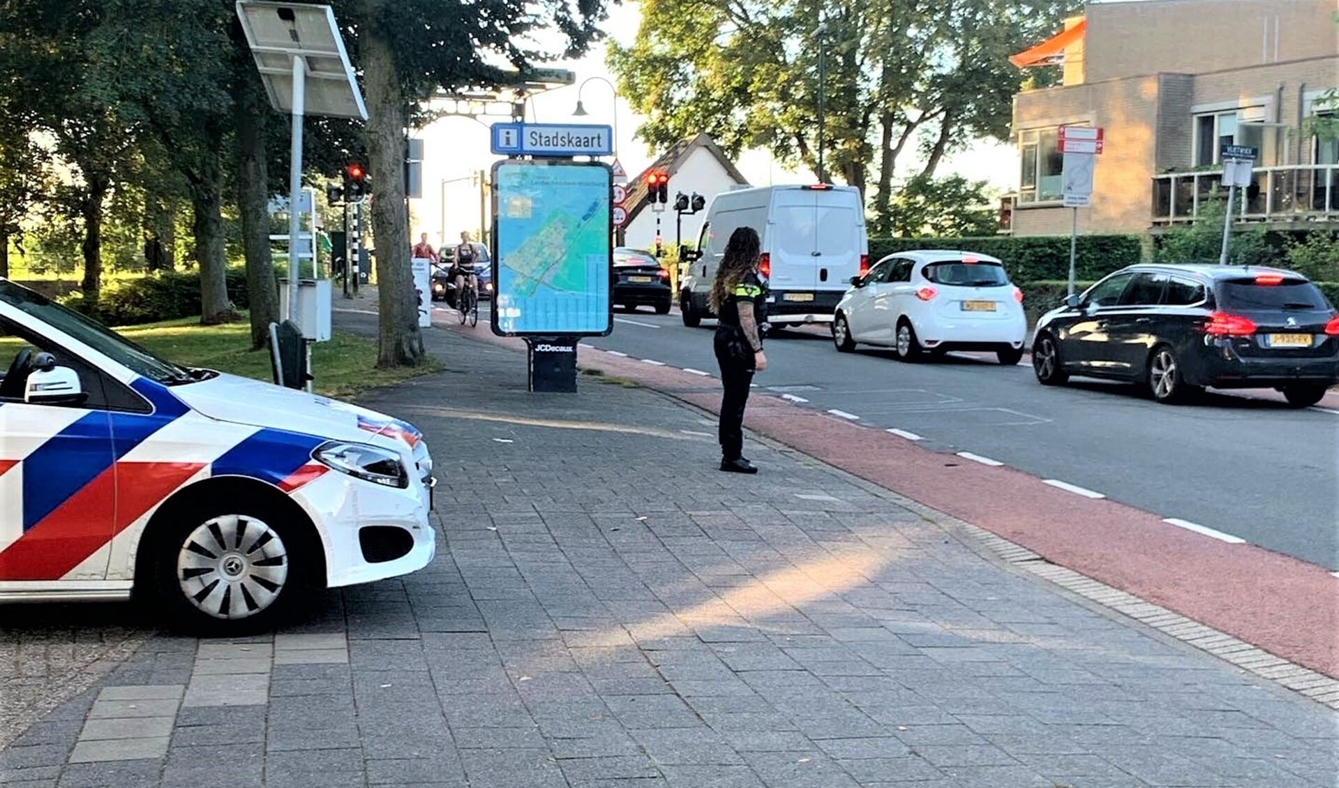 De politie houdt een oogje in het zeil bij een school in Voorburg (foto: politie LV).