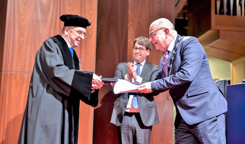 Burgemeester Jules Bijl reikte de Koninklijke onderscheiding uit aan dr. Paul Jansen (foto: Jaap Maars).