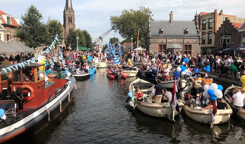 Drukte met bootjes in de sluis in Leidschendam tijdens de Vlietdagen (archieffoto Ap de Heus).