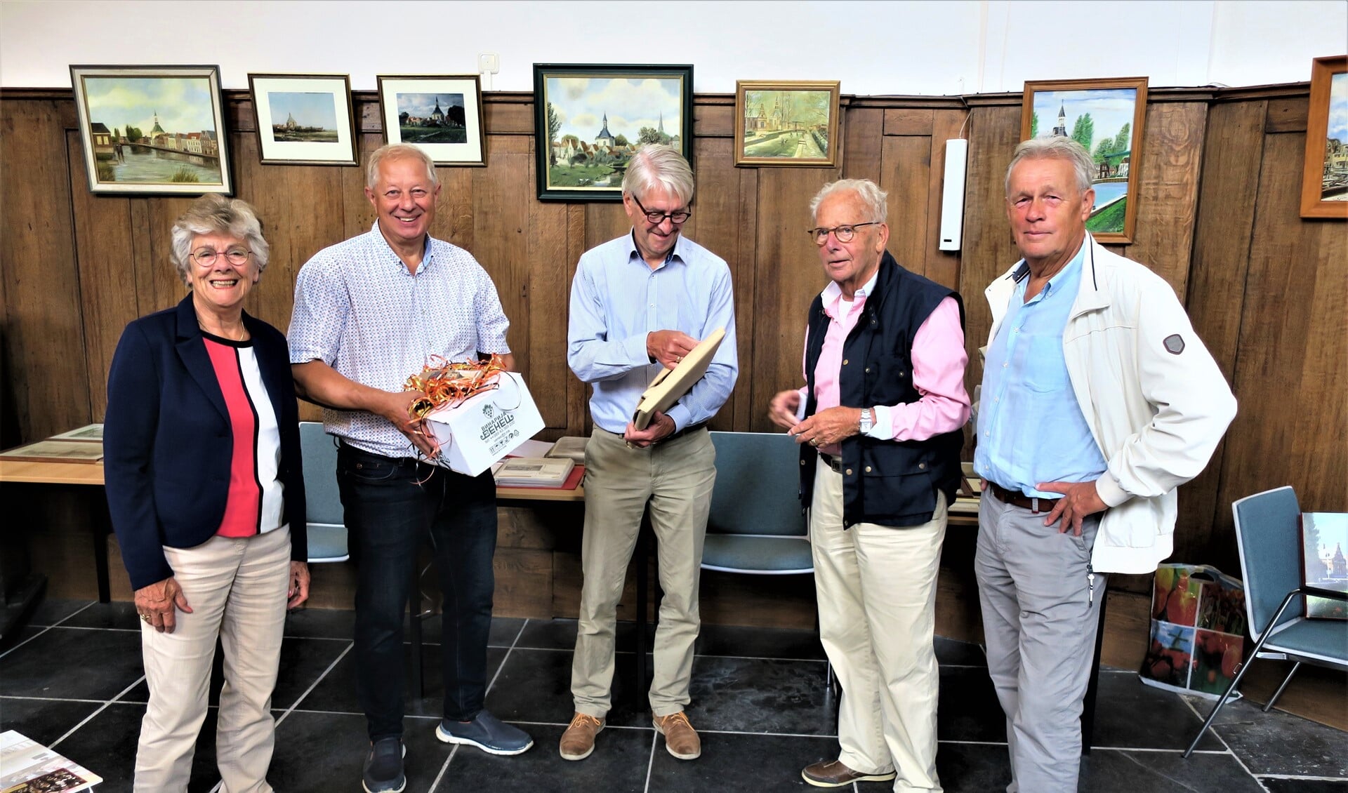 De symbolische overhandiging van de collectie door Johan van Reisen (tweede van rechts) aan de stichting (foto: Vrienden van de Dorpskerk).