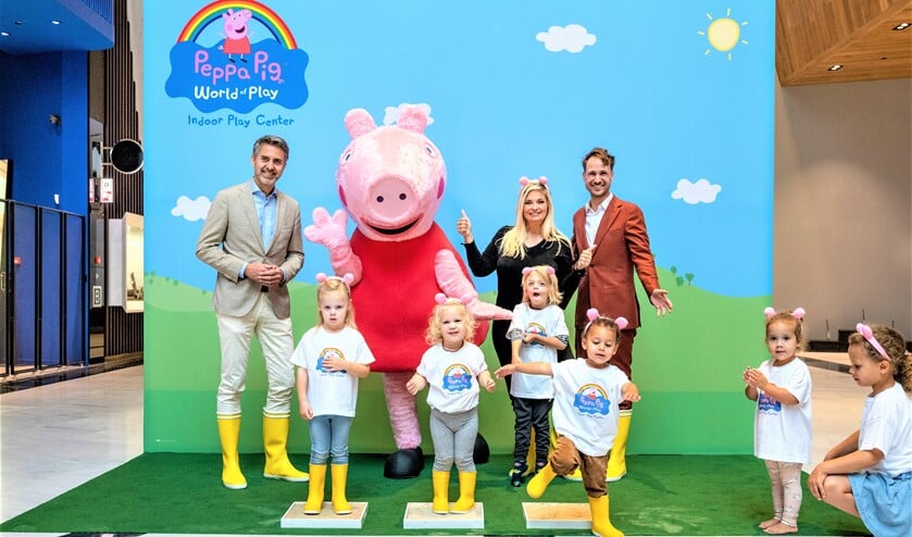 <p>Foto: v.l.n.r. Bart van Twillert, Peppa Pig, Mommy Bobbi Eden en attractiemanager Vincent Pronk (foto: Arnaud Roelofsz).</p>