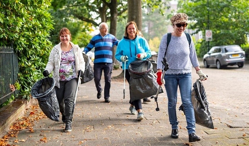 <p>Een grote groep vrijwilligers maakte zich tijdens Wordl Cleanup Day verdienstelijk in respectievelijk in Leidschendam Noord en park Vreugd en Rust in Voorburg met het verwijderen van zwerfafval (foto: Steven Lek).</p>